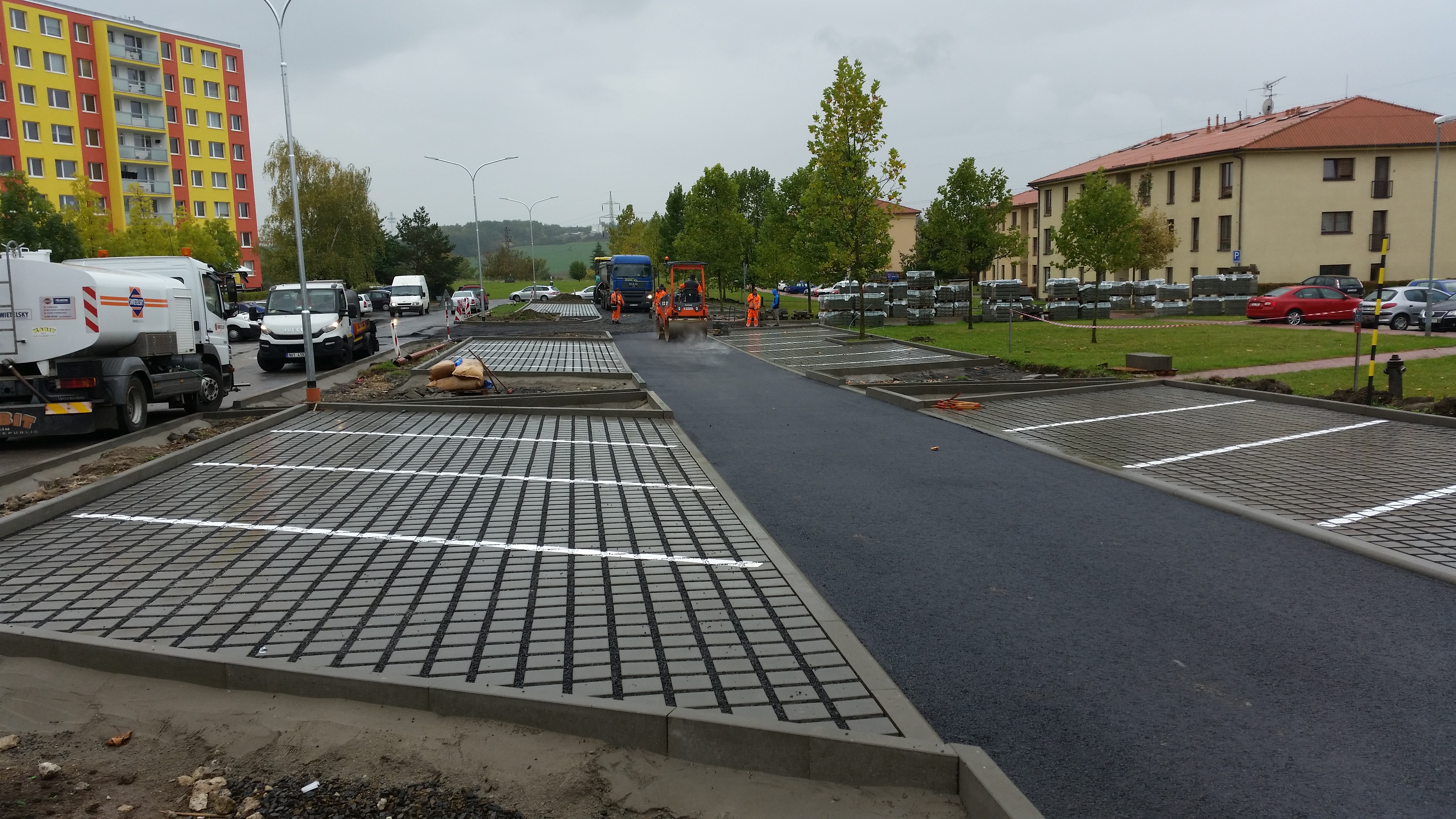 Roudnice nad Labem – výstavba parkovacích stání v ul. Neklanova–Okružní - Út- és hídépítés