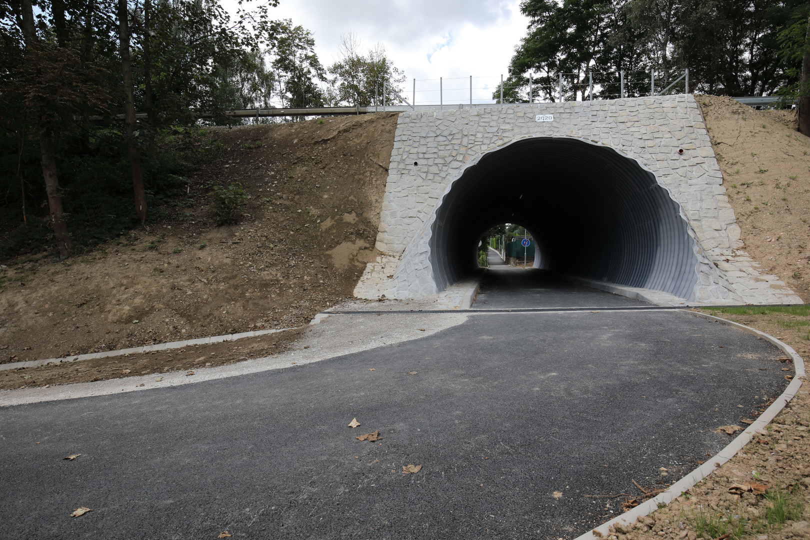 Velešín – výstavba stezky a podchodu pod silnicí I/3 - Út- és hídépítés