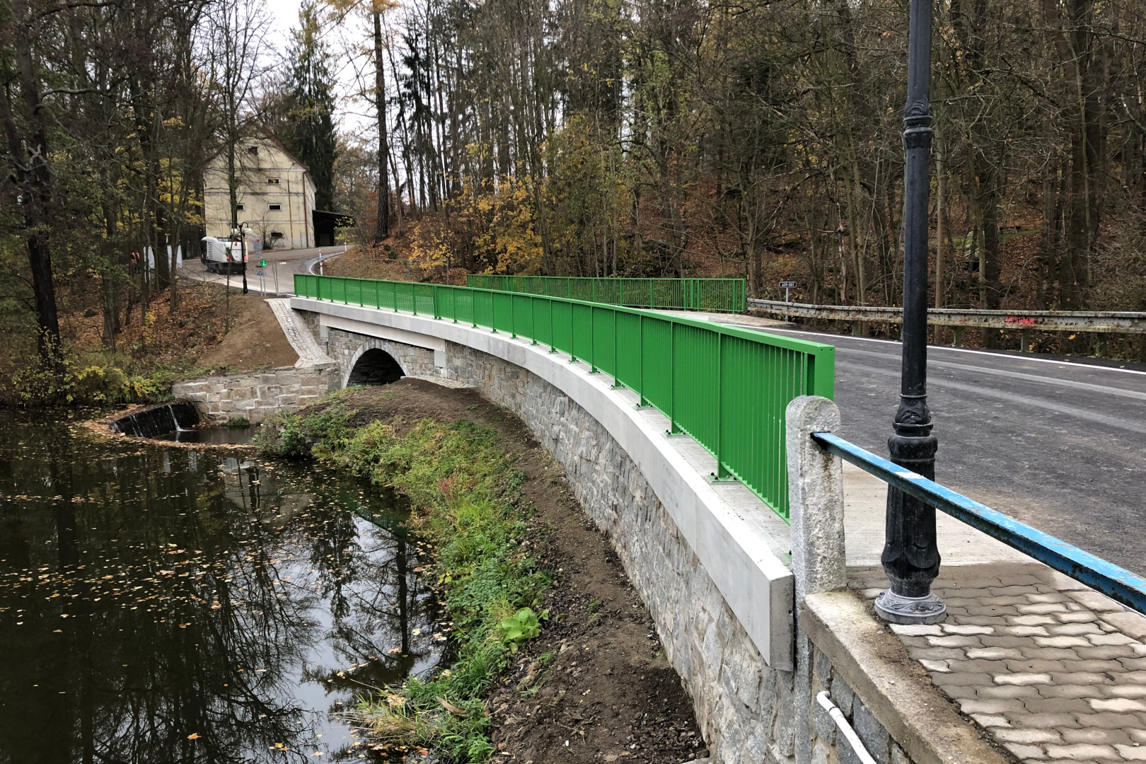 Kamenice na Lipou – oprava mostu na hrázi Zámeckého rybníka - Út- és hídépítés
