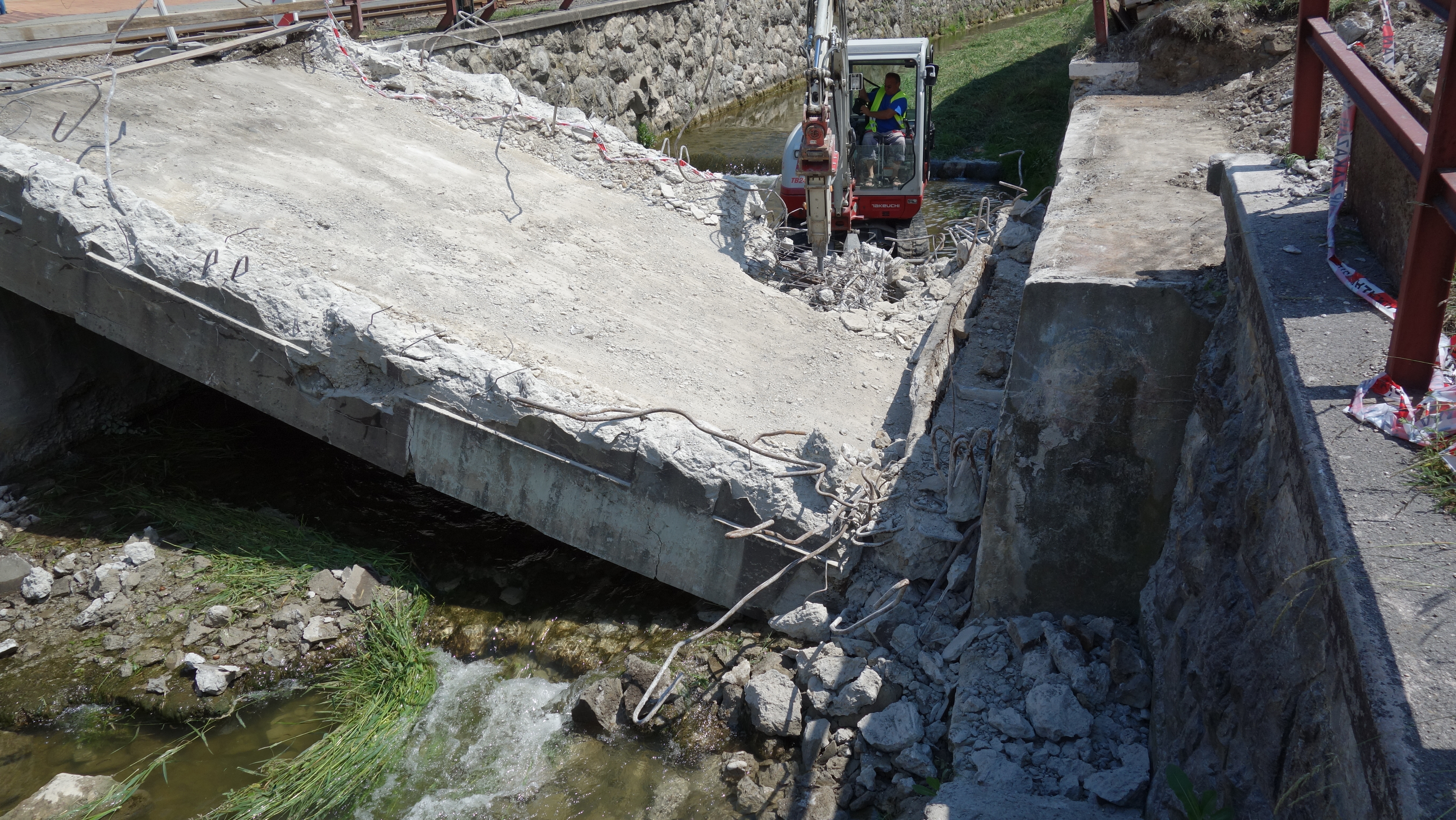 Prestavba mosta cez Tepličku v Trenčianskej Teplej - Út- és hídépítés