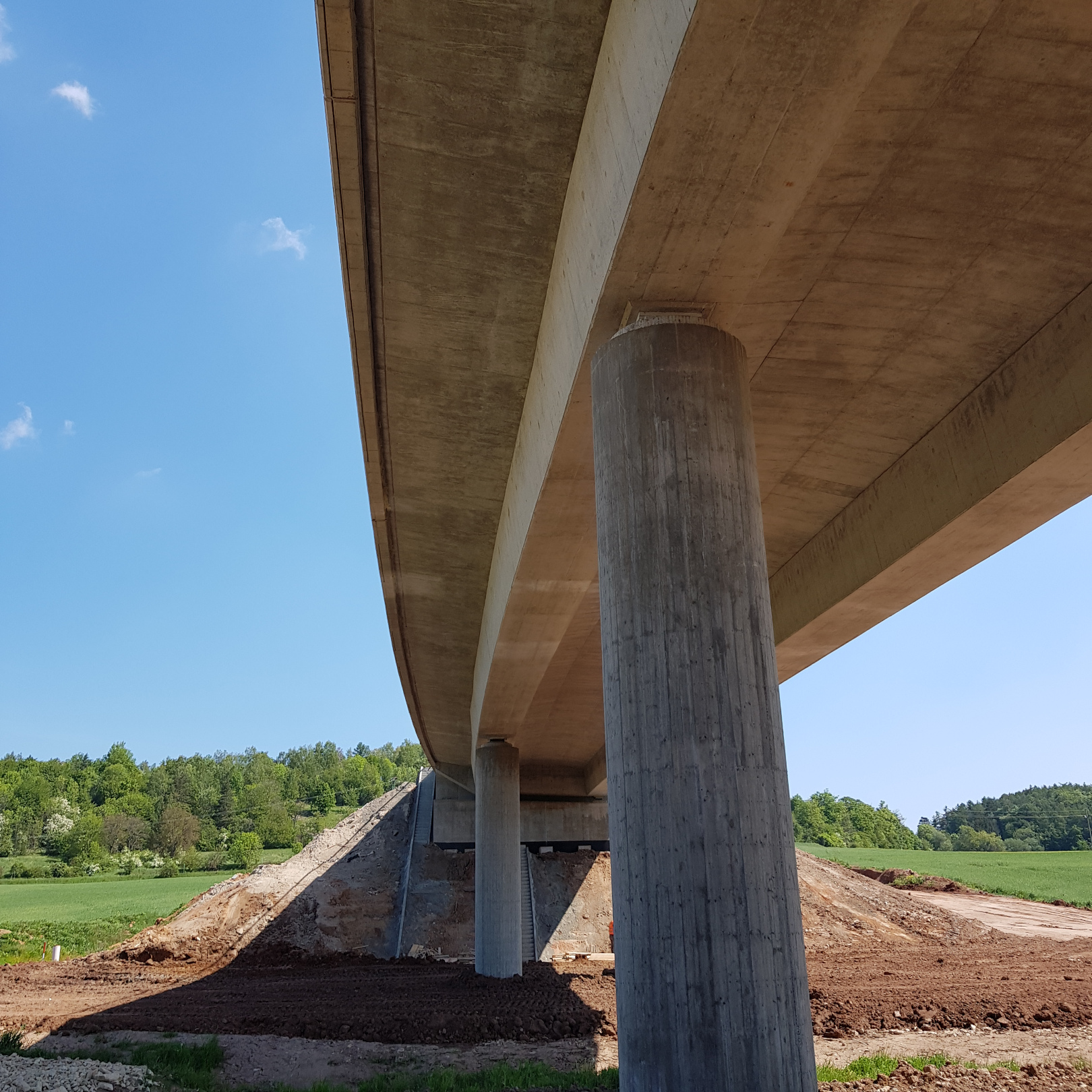 Dálnice D6, obchvat Řevničova – stavba mostu na přeložce silnice - Út- és hídépítés