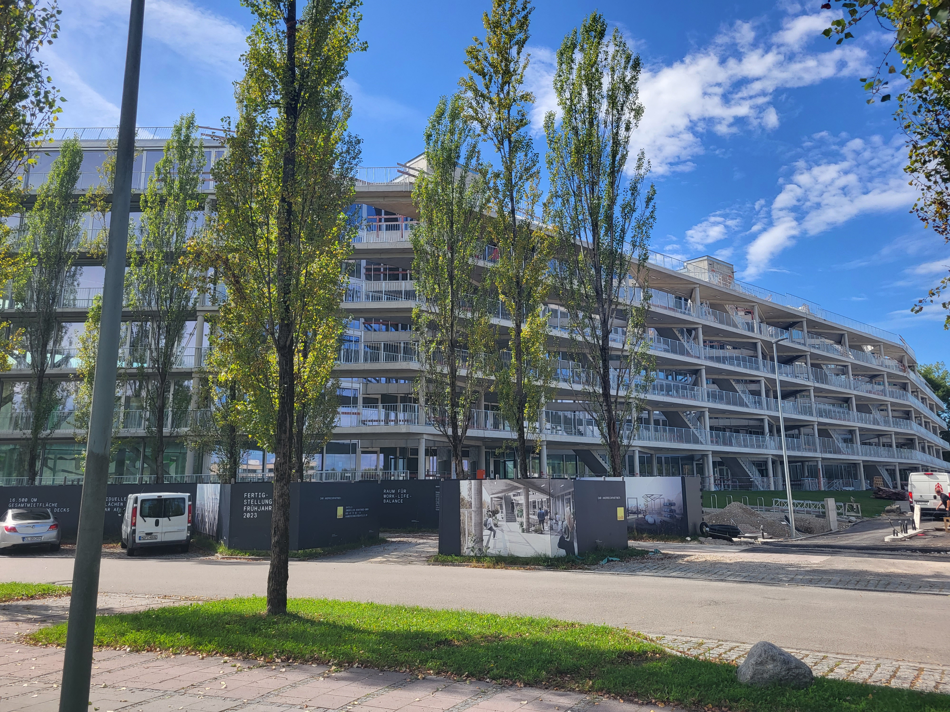 Hammerschmidt - Bürogebäude mit Dachterrasse und offenem Parkdeck - Magasépítés