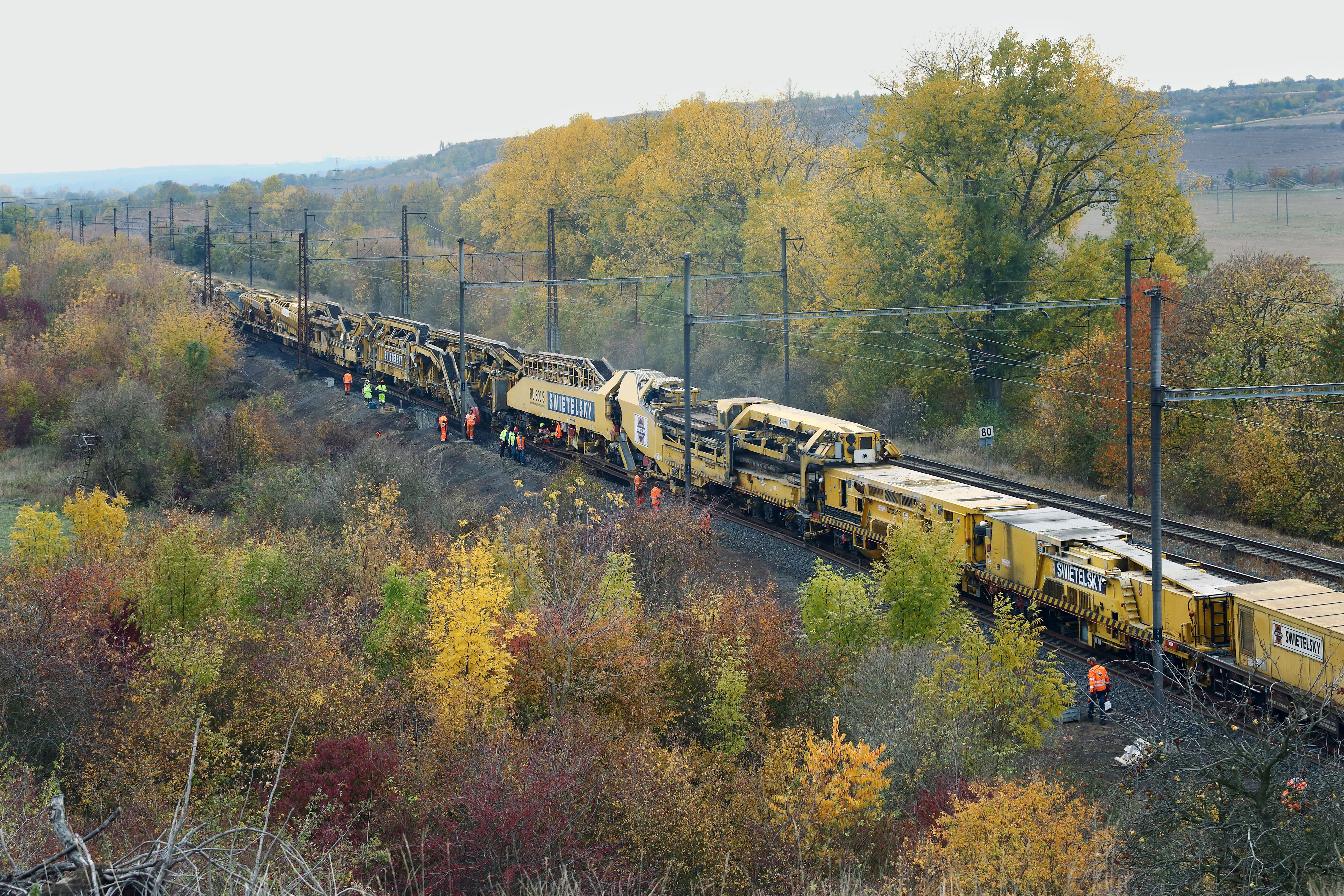 Stavební práce na železniční trati (RU 800S), Obrnice - Čížkovice - Vasútépítés