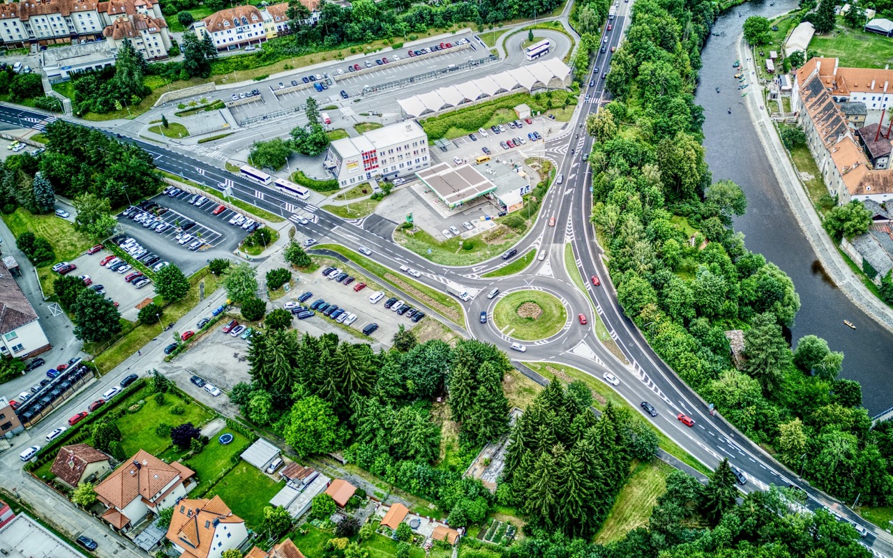 Český Krumlov – výstavba okružní křižovatky pod autobusovým nádražím - Út- és hídépítés
