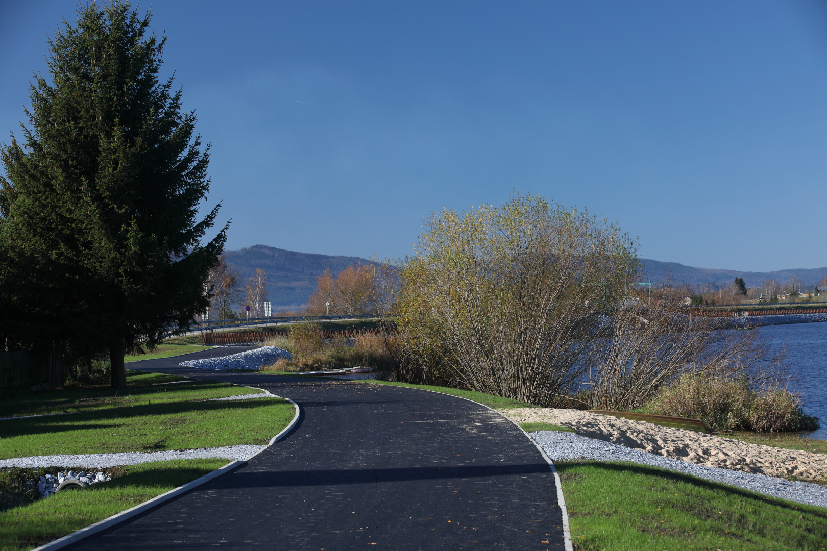 Černá v Pošumaví – cyklostezka CS1 podél jezera - Út- és hídépítés