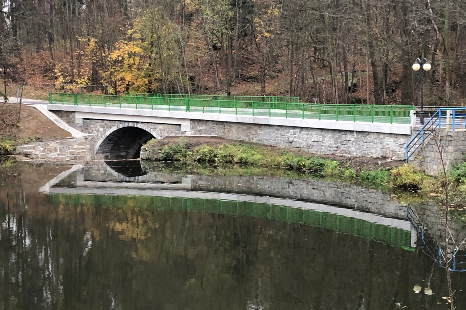 Kamenice na Lipou – oprava mostu na hrázi Zámeckého rybníka - Út- és hídépítés