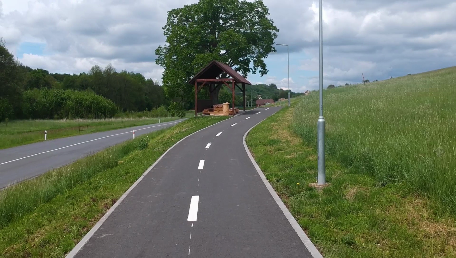  Stezka pro chodce a cyklisty v úseku Hřivínův Újezd – Kaňovice - Út- és hídépítés