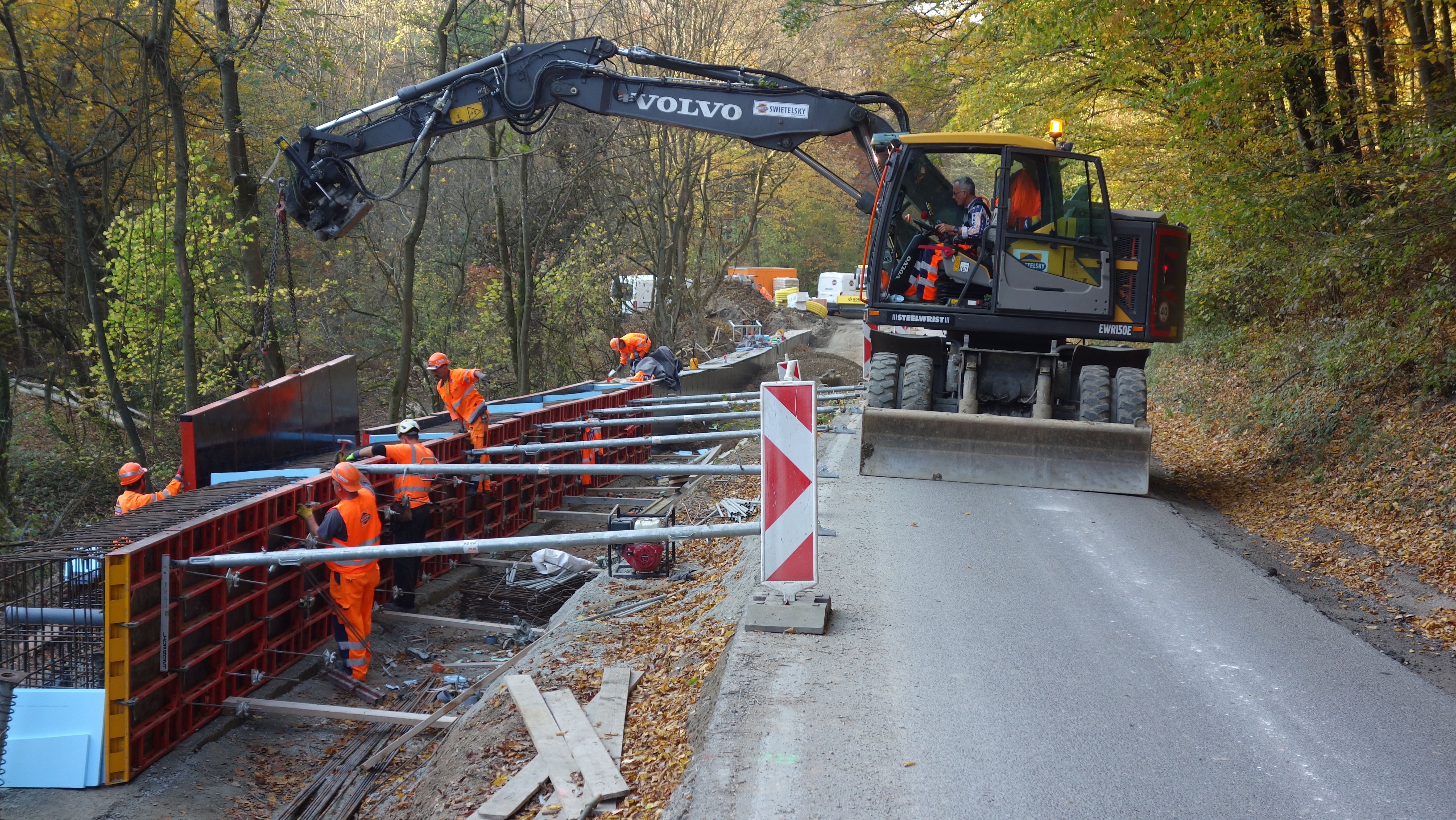 Stabilizácia cestného telesa kotevným múrom na ceste II/516 v km 5,909 - 6,209 (300 m) - Út- és hídépítés