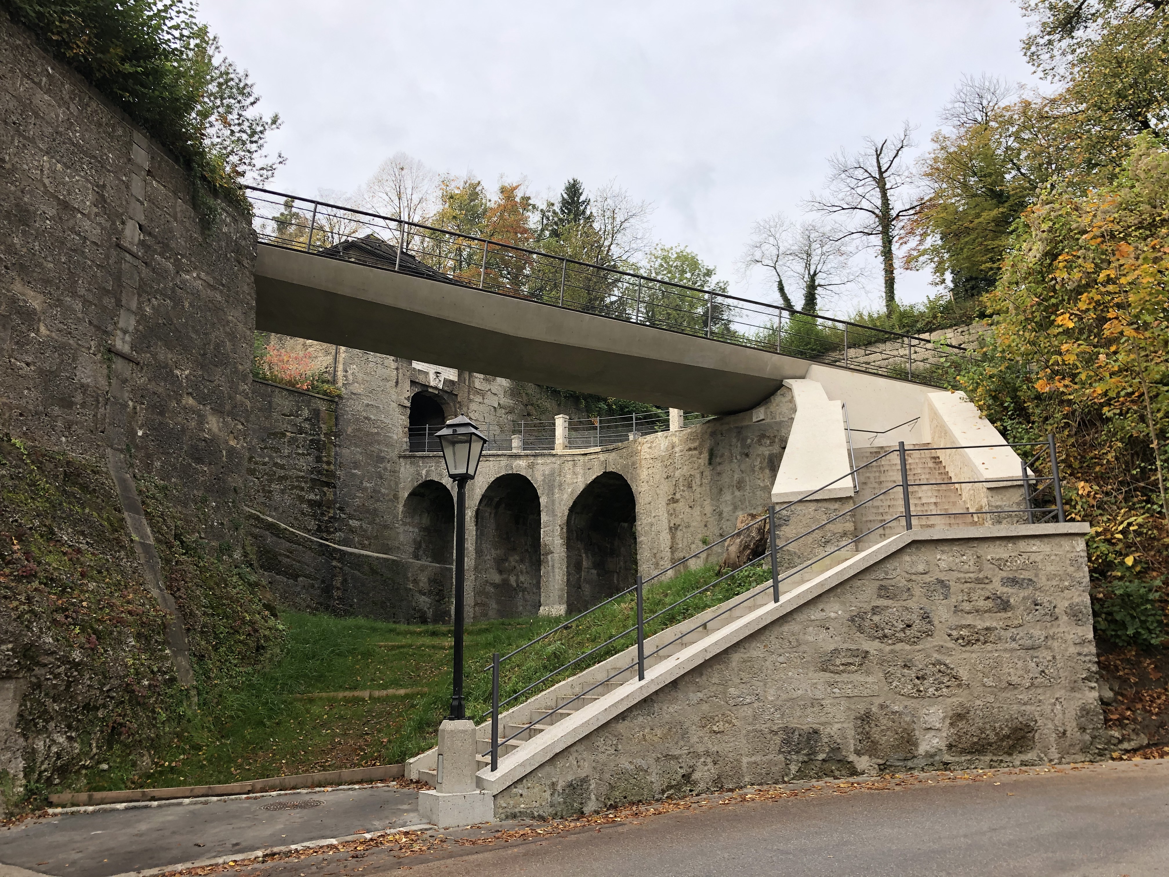 Neuba Brücke Monikapforte am Mönchsberg, Salzburg - Út- és hídépítés